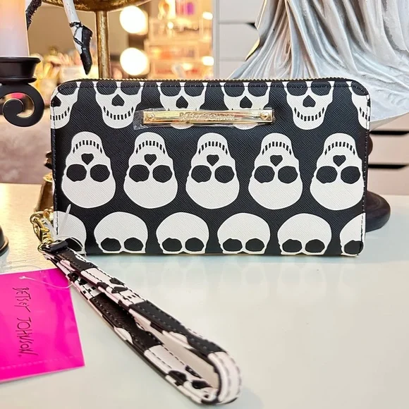 NEW Betsey Johnson Skulls XOZipp Black/Multi Wristlet Wallet - Picture 1 of 6